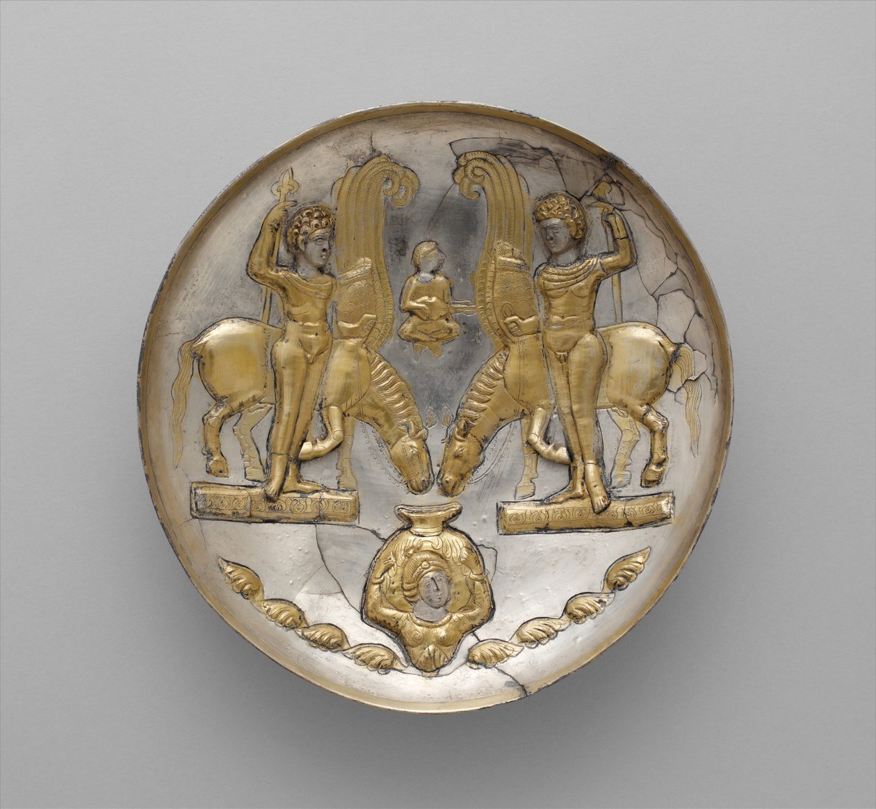 Teller mit Jünglingen und geflügelten Pferden, ca. 5.-6. Jahrhundert n. Chr. (Silber, Quecksilbervergoldung) von School Sasanian