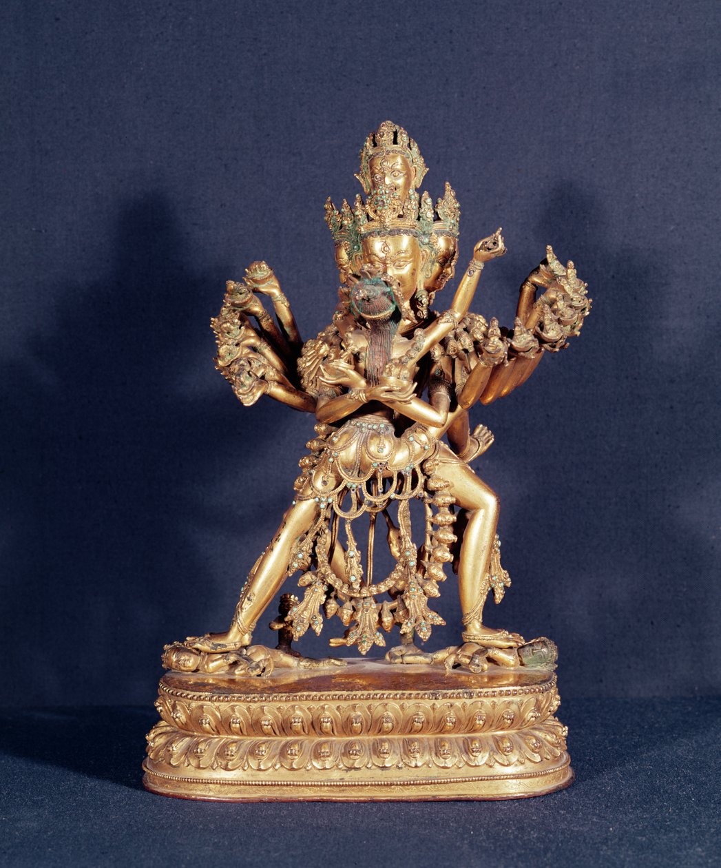 Hevajra und Nairatmya (vergoldete Bronze mit Silbereinlage) von School Tibetan