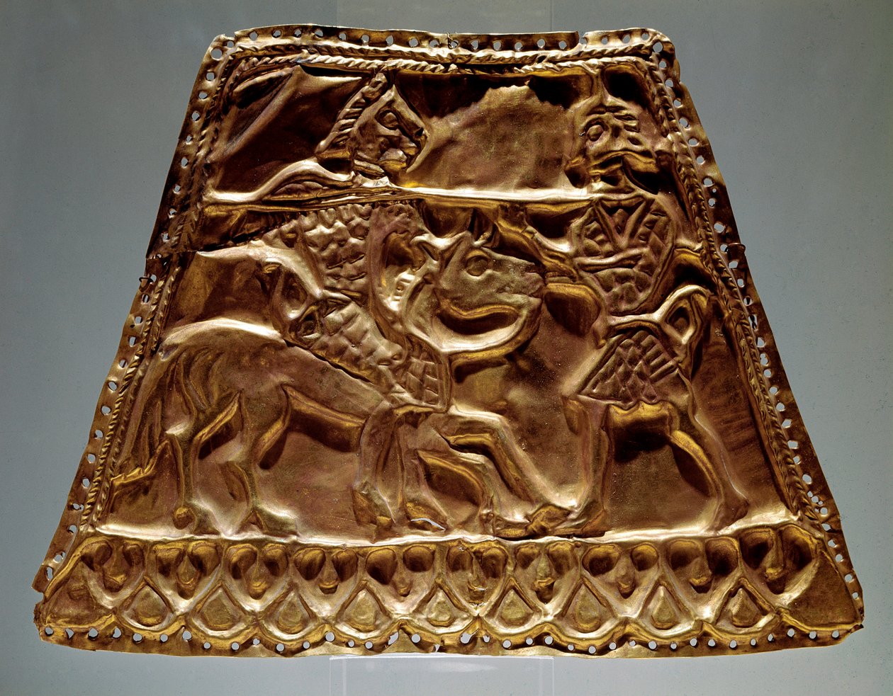 Goldenes Blatt zeigt einen Reiter, der einen Krieger mit einem Speer angreift von Scythian
