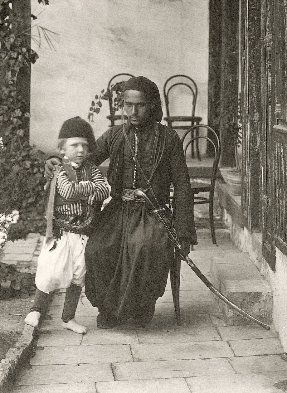 Arabischer Kawass (osmanischer Wächter) mit einem Jungen im Garten eines Hauses im Judäischen Bezirk von Jerusalem, 1867 von Sergeant Henry Phillips