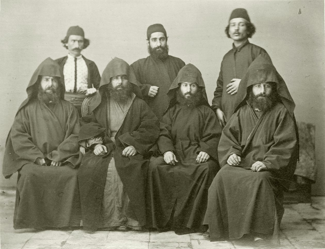 Gruppe von 4 armenischen Priestern und 3 weiteren Personen im Hof des Mittelmeerhotels, Jerusalem, 1867 von Sergeant Henry Phillips
