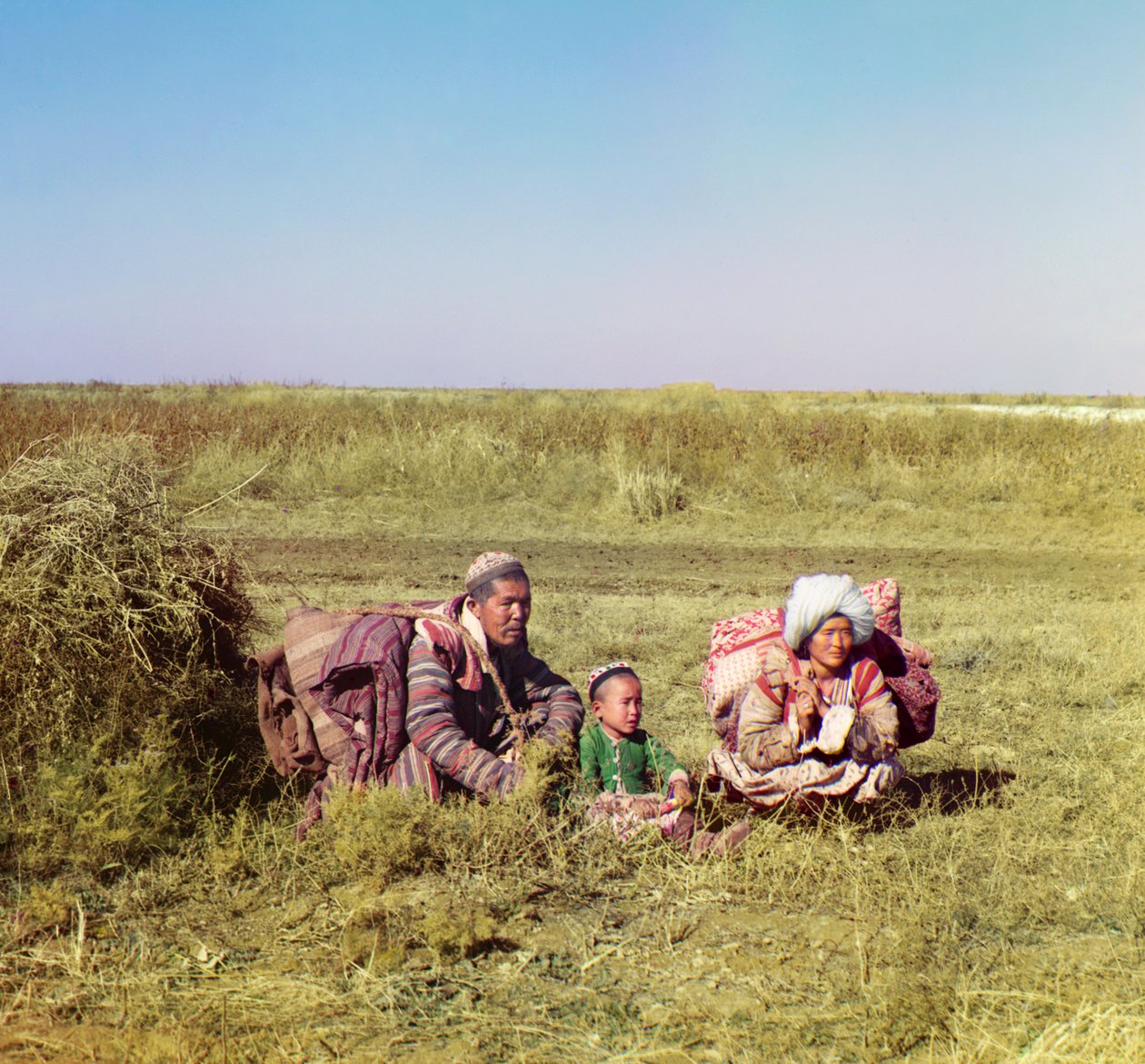 Nomadische Kirgisen: ein Mann, eine Frau und ein Kind in der Golodnaia Steppe, Russisches Reich, zwischen 1905 und 1915 von Sergey Prokudin Gorsky