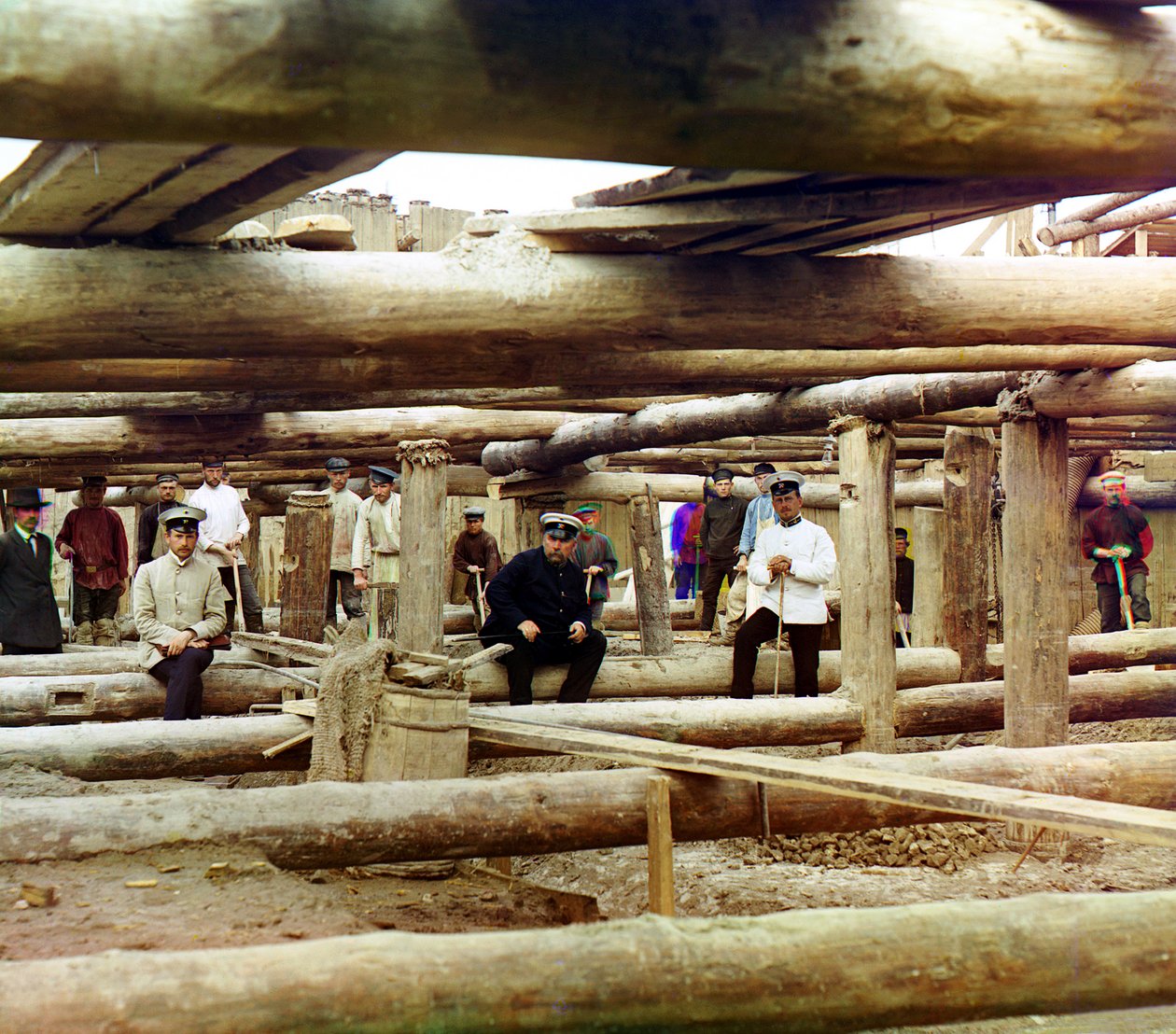 Arbeiter und Aufseher posieren für ein Foto während der Vorbereitungen zum Gießen von Zement für das Schleusendammfundament über den Fluss Oka, nahe Beloomut, Russisches Reich, 1912 von Sergey Prokudin Gorsky