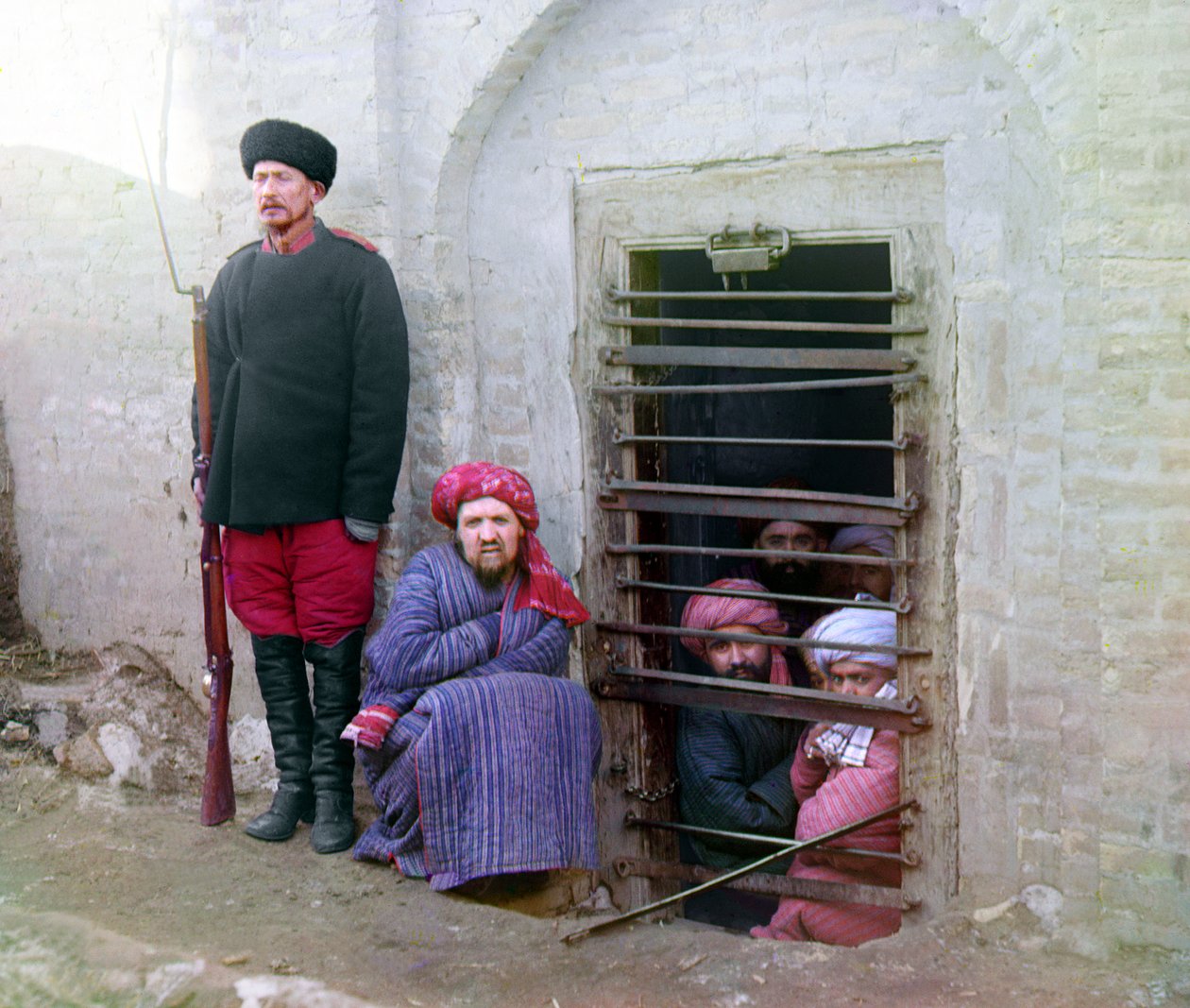 Zindan-Gefängnis, mit Insassen und einem Wachmann mit russischem Gewehr, Uniform und Stiefeln, Zentralasien, Russisches Reich, zwischen 1905 und 1915 von Sergey Prokudin Gorsky