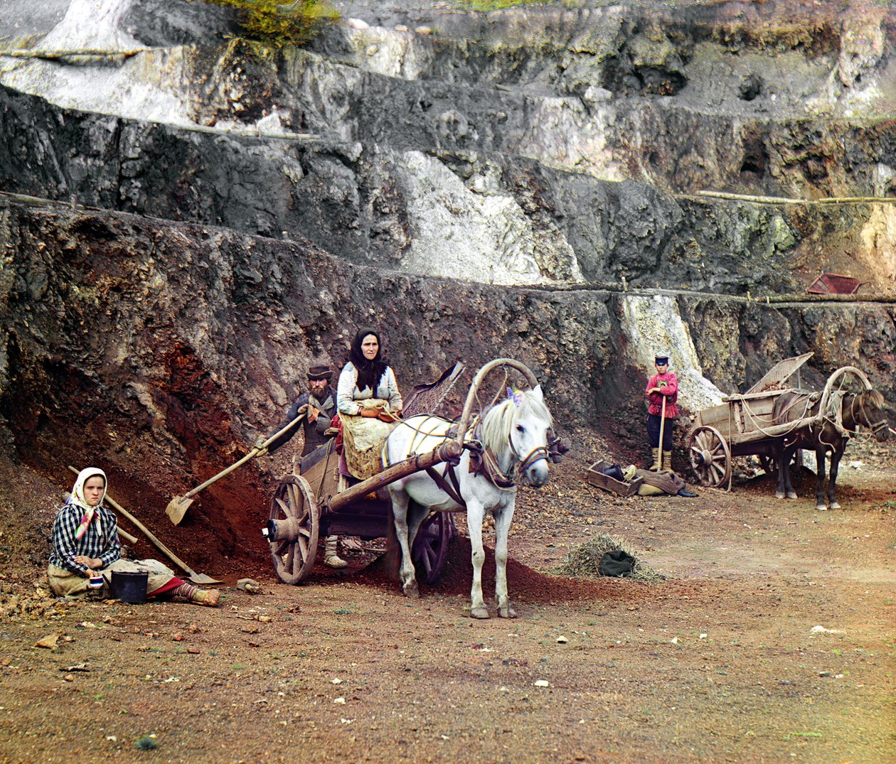 Arbeit in der Bakalskii-Mine: eine Familie mit Schaufeln und Pferdekarren arbeitet in den Eisenminen in den Bakaly-Hügeln, Uralgebirge, Russisches Reich, 1910 von Sergey Prokudin Gorsky