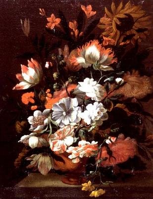 Tulpen, Nelken, Sonnenblumen und andere Blumen in einer Urne auf einem Steinsims von Simon Peeterz (follower of) Verelst