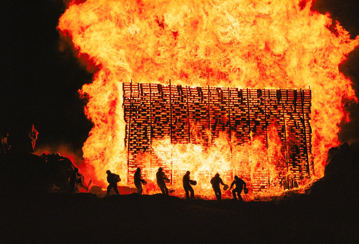 Isländer feiern Mittsommer im Wikingerstil mit Feuer, Gesang und Trank, 2000 (Foto) von Sisse Brimberg