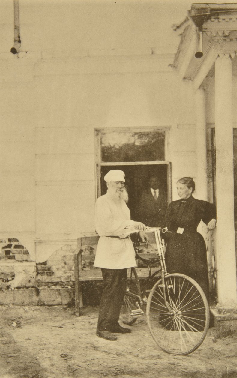 Der russische Autor Leo Tolstoi mit einem Fahrrad, Russland, 1890er Jahre von Sophia Andreevna Tolstaya