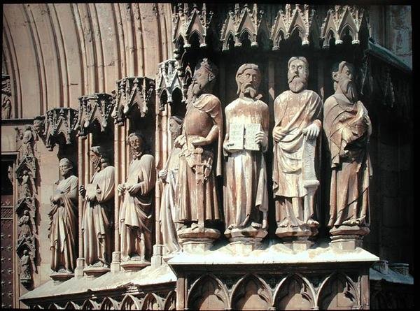 Jambenfiguren von der Fassade des Hauptportals, gebaut zwischen 1171 und 1331 von Spanish School