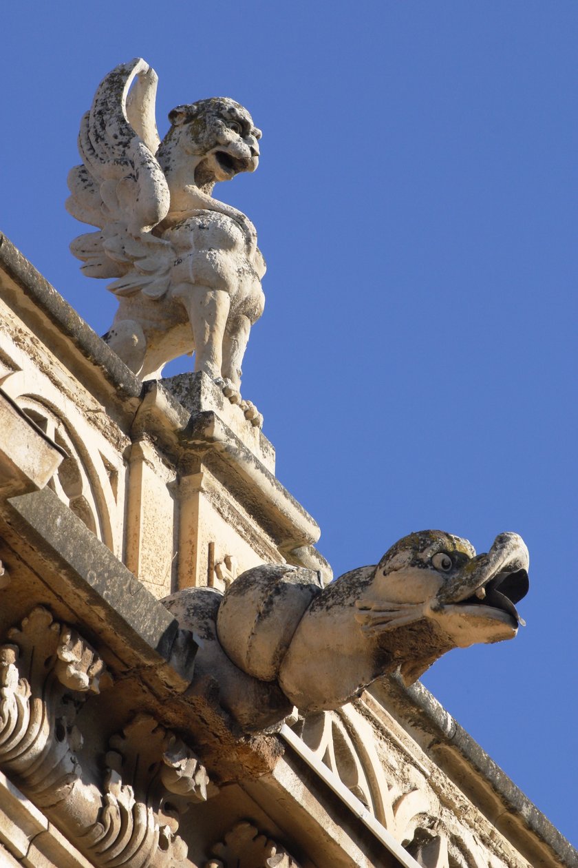 Wasserspeier und Akroterion, Detail von der Außenseite von Spanish School