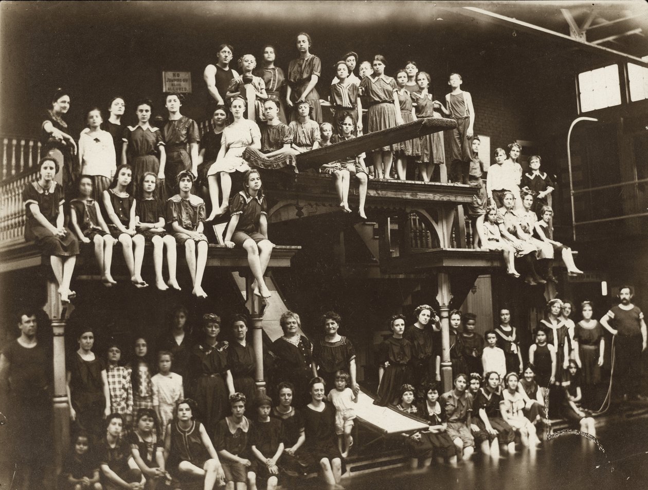 Die Damenklasse des Muegge-Instituts beim Schwimmen und Tauchen von St. Louis Globe Democrat