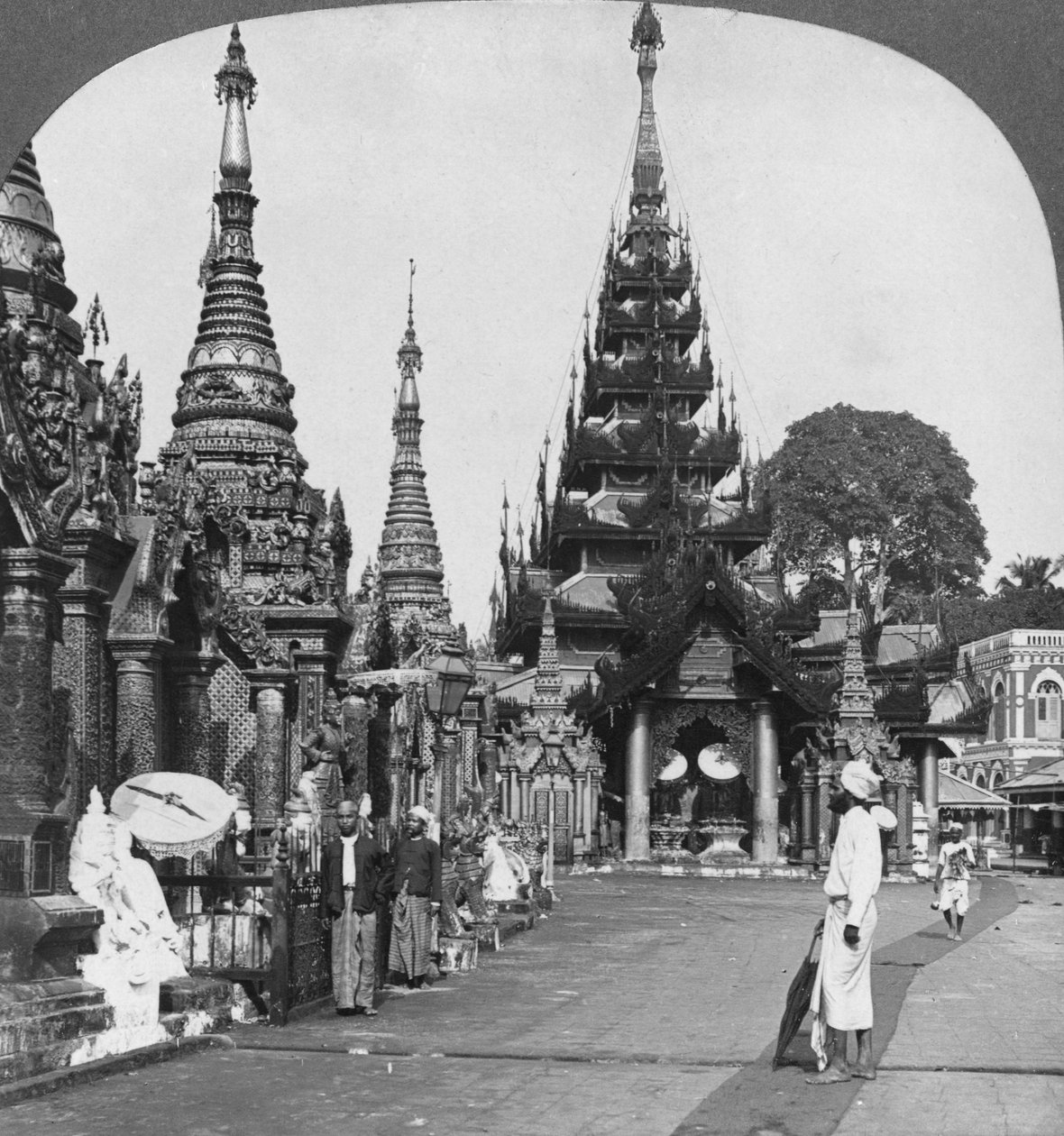 Entlang der Plattform zum südlichen Aufstieg, Shwedagon-Pagode, Rangun, Burma, 1908 von Stereo Travel Co