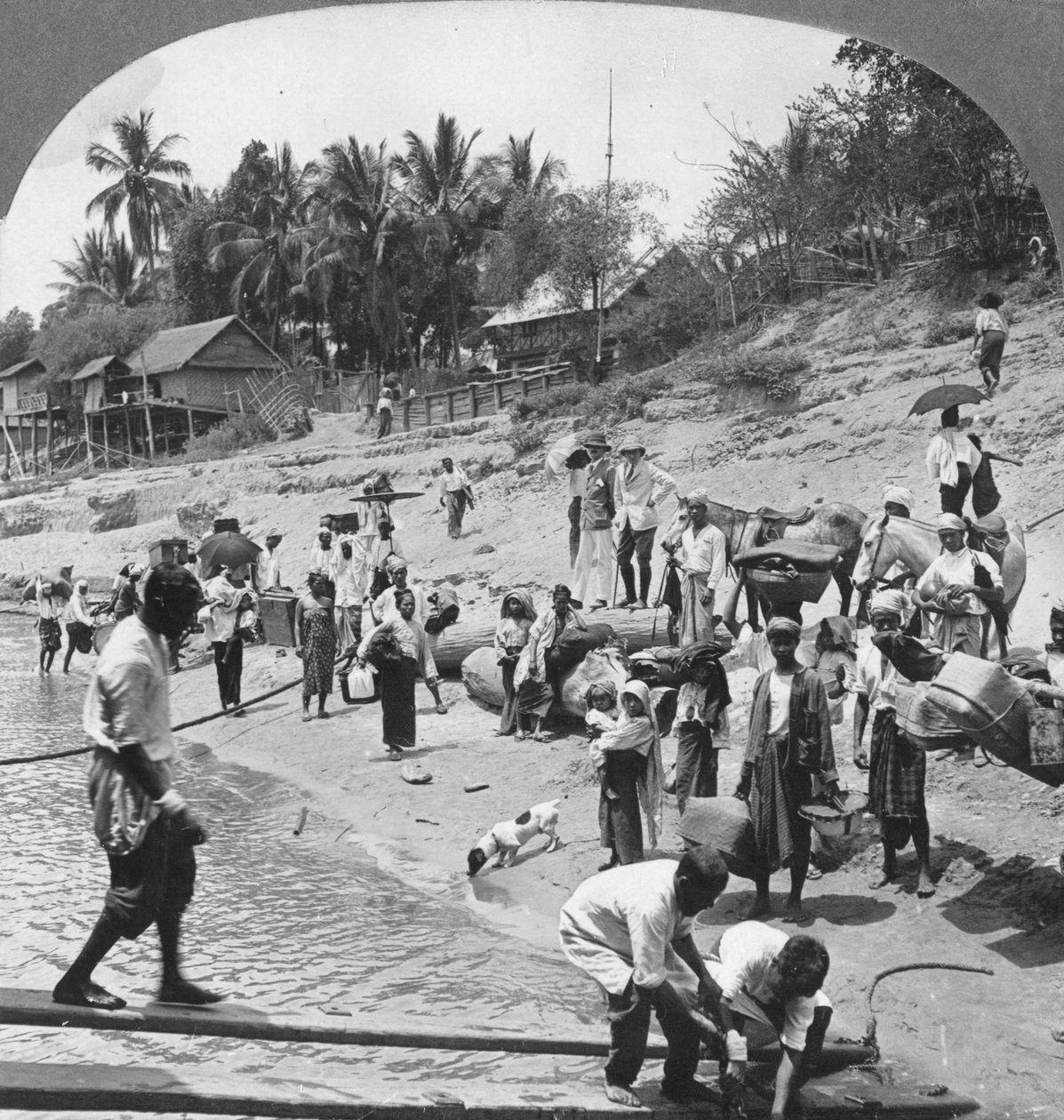 Passagiere beim Einsteigen auf einen Irrawaddy-Dampfer, Mada, Rangun, Birma, 1908 von Stereo Travel Co