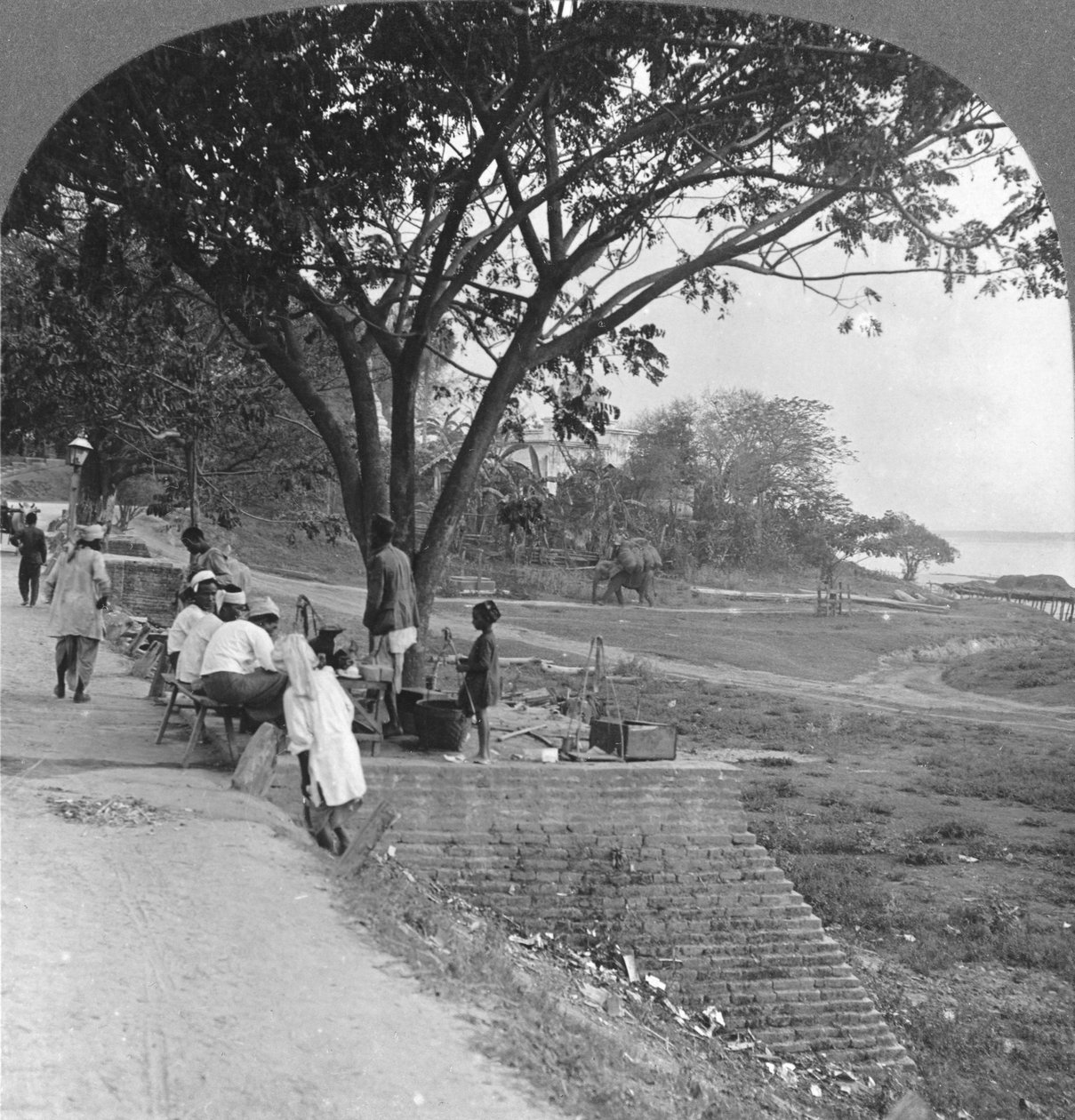 Flussufer und Ufer, Bhamo, Burma von Stereo Travel Co