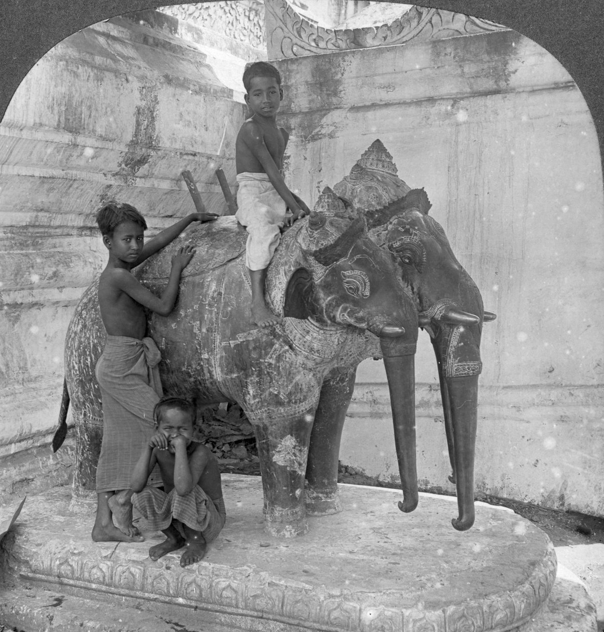 Dreiköpfiger Elefant bewacht ein Heiligtum, Arakan-Pagode, Mandalay, Burma, 1908 von Stereo Travel Co