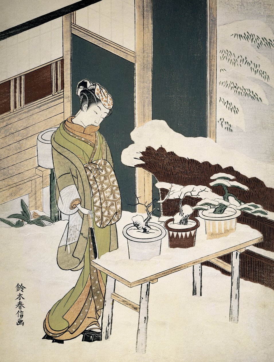 Eine junge Frau bewundert ihre Bonsais auf der verschneiten Terrasse von Suzuki Harunobu
