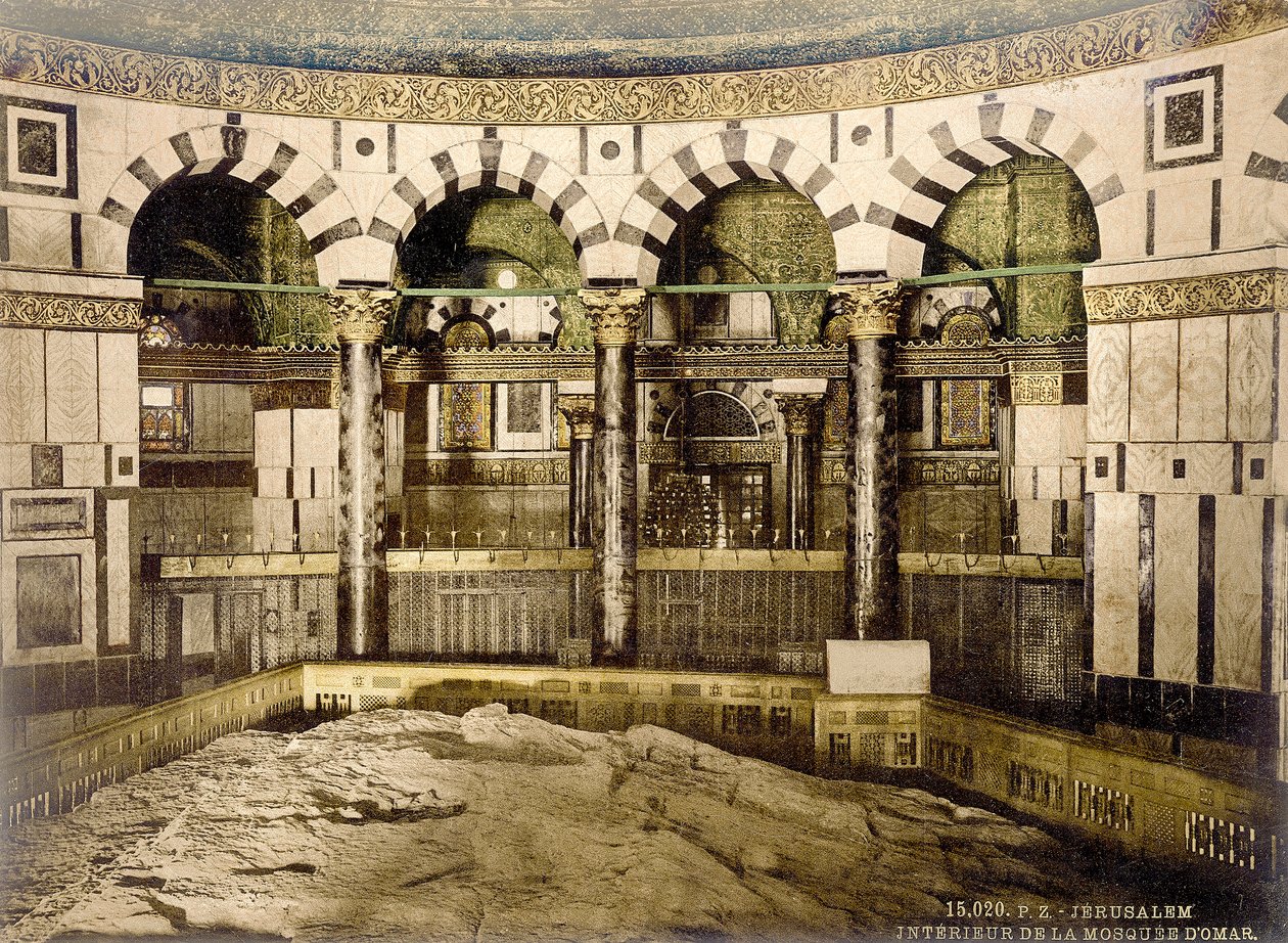 Innenansicht des Felsendoms in Jerusalem mit Blick auf den Felsen, ca. 1880-1900 von Swiss Photographer