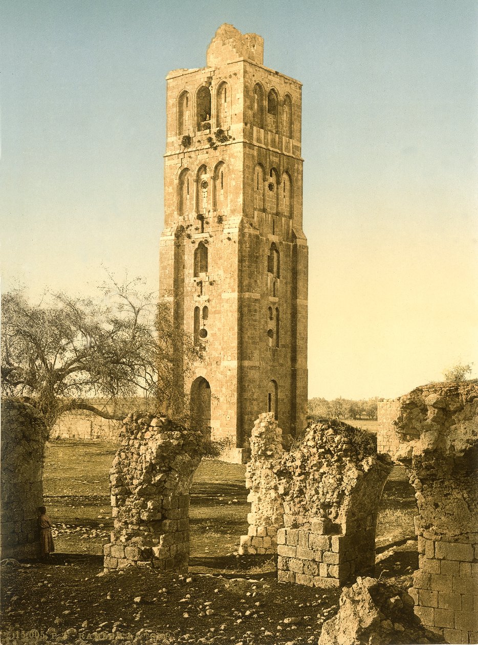 Der Turm der Moschee von Ramleh mit zerstörten Gewölben im Vordergrund, ca. 1880-1900 von Swiss Photographer