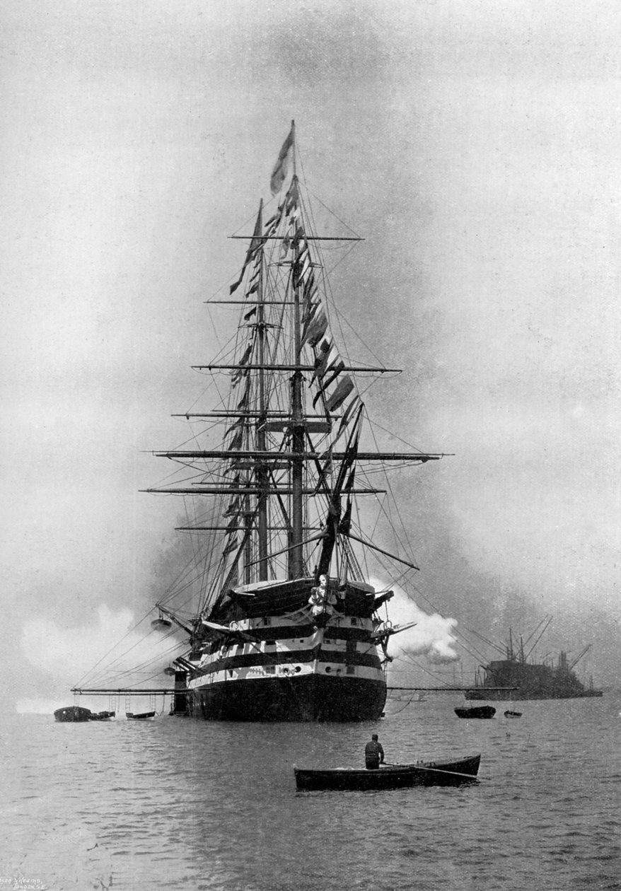 HMS Duke of Wellington feuert einen königlichen Salut als Flaggschiff in Portsmouth, Hampshire, 1896 von Symonds and Co
