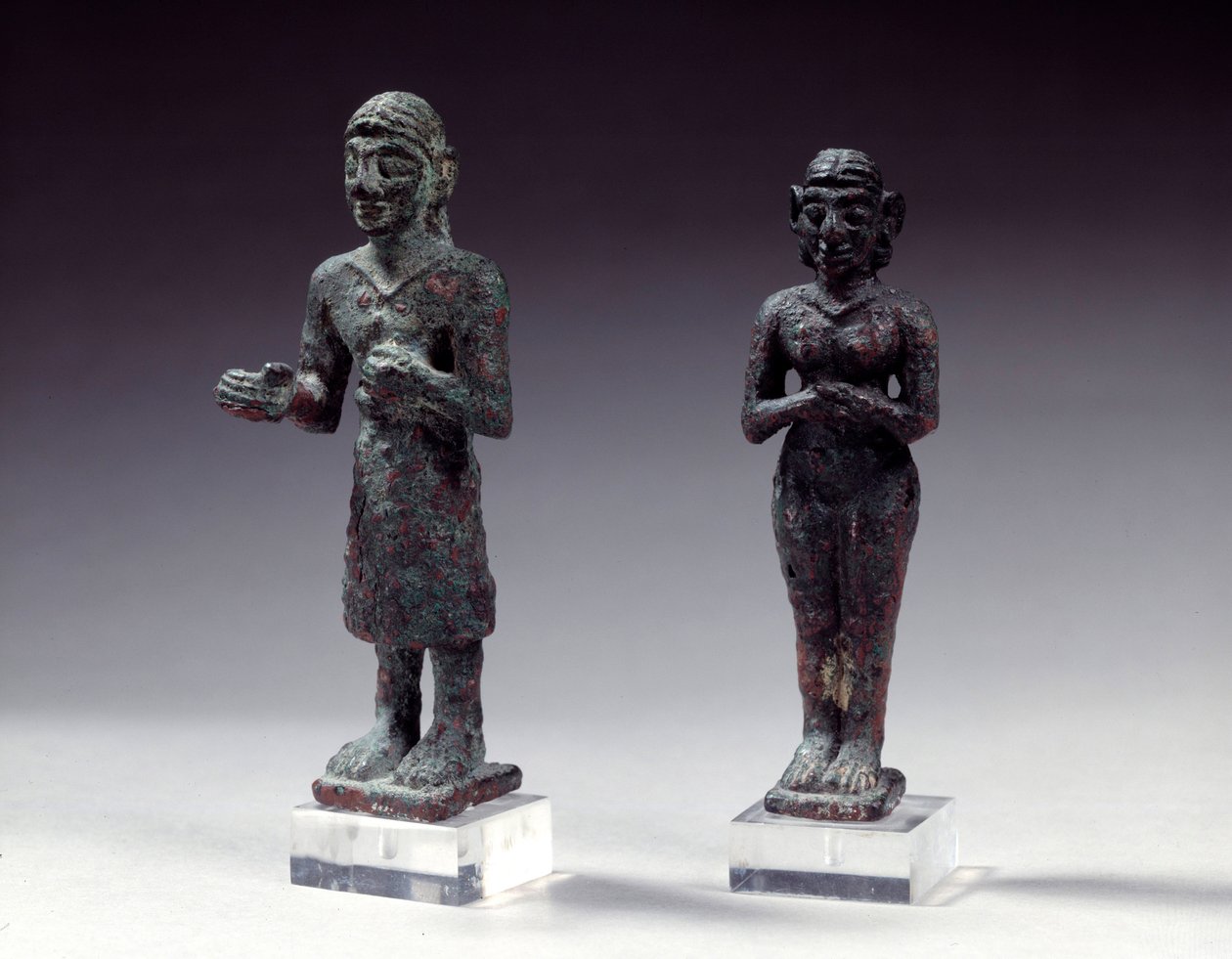 Statuetten von Verehrern und Göttin in Bronze, aus Syrien 2300-2000 v. Chr. Paris, Louvre Museum von Syrian Syrian