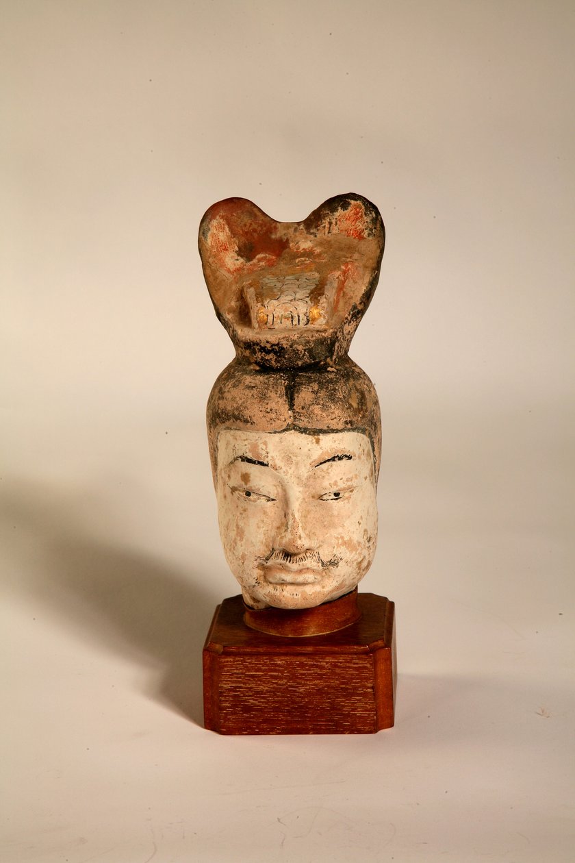 Kopf eines zivilen Beamten auf einem europäischen Holzständer, aus einem Grab in Nordchina, 618-705 von Tang Dynasty Chinese School
