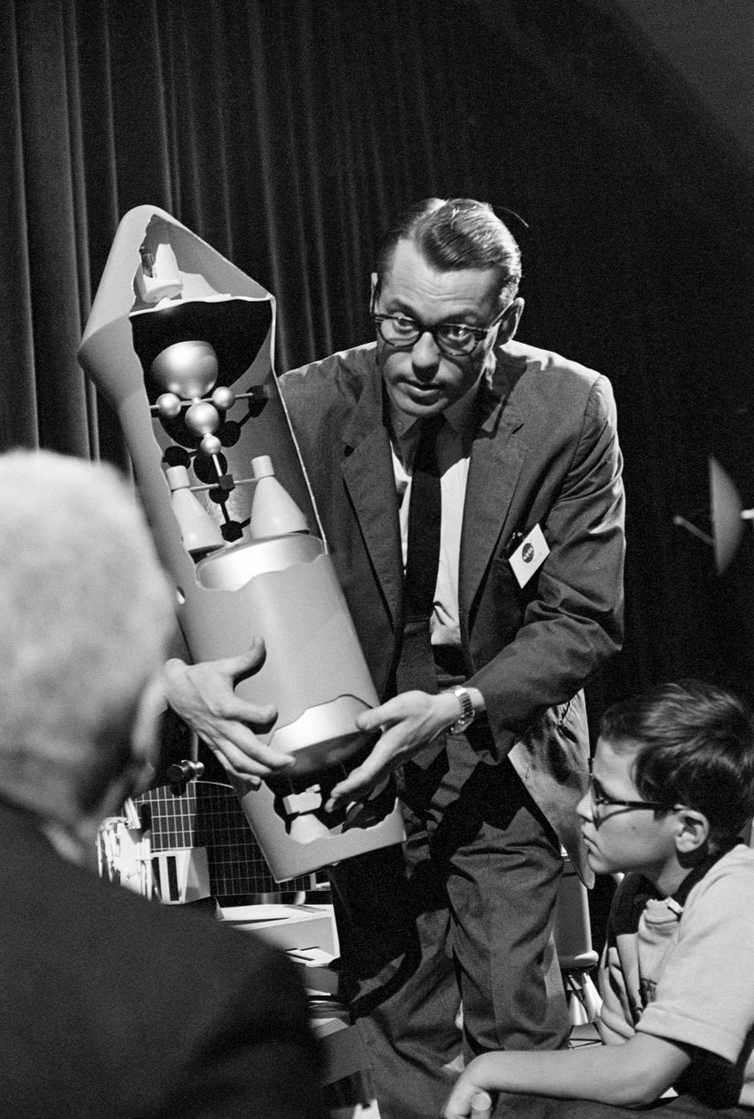 NASA-Ingenieur erklärt und zeigt den inneren Mechanismus einer Rakete auf der Weltausstellung in Seattle von Ted Spiegel