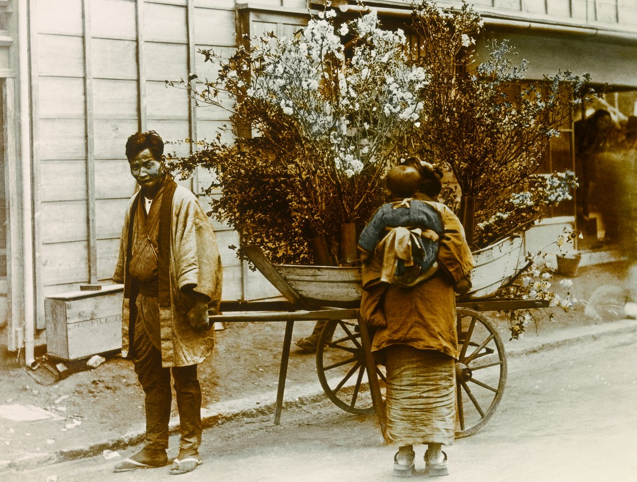 Wandernder Blumenverkäufer in den Straßen von Tokio, um 1900 - 1915 von Teijiro Takagi