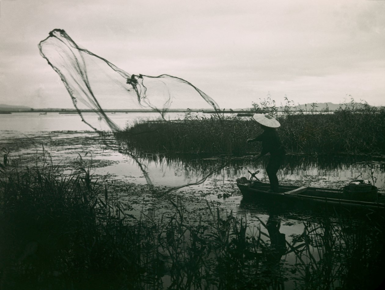 Japanischer Fischer wirft seine Netze auf einem See aus, um 1900 - 1915 von Teijiro Takagi