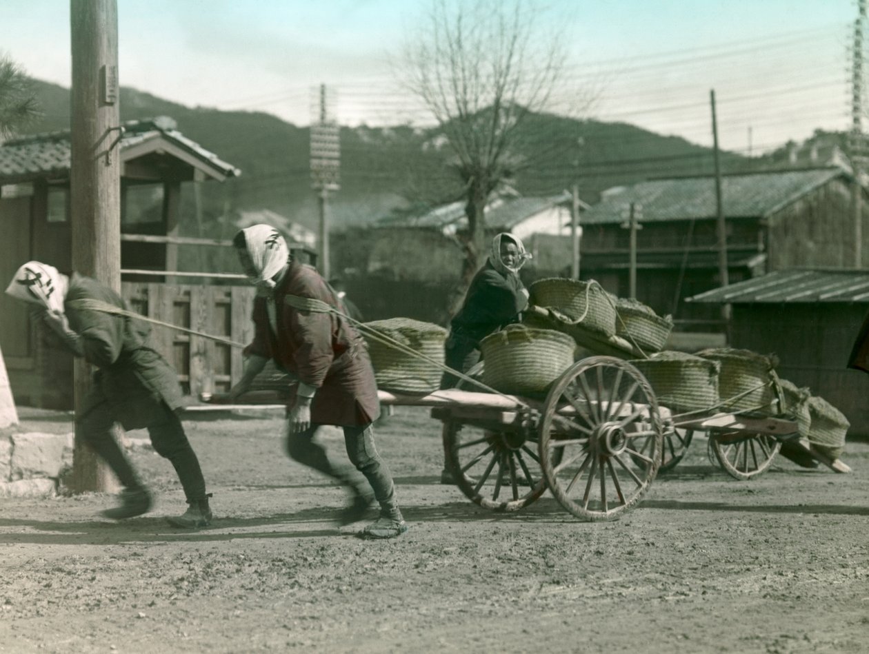 Japanische Bauern ziehen Reissäcke auf einem Karren, um 1900 - 1915 von Teijiro Takagi