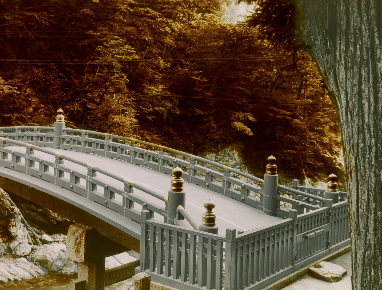Die Shinkyo (heilige Brücke) in der Stadt Nikko, um 1900 - 1915 von Teijiro Takagi