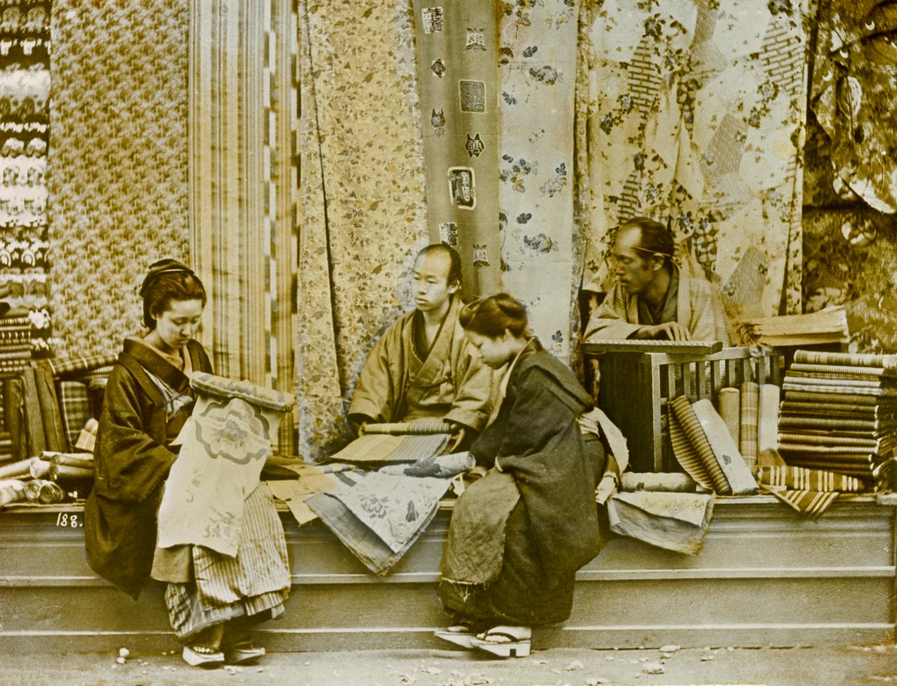 Seidenverkäufer in Japan, um 1900 - 1915 von Teijiro Takagi