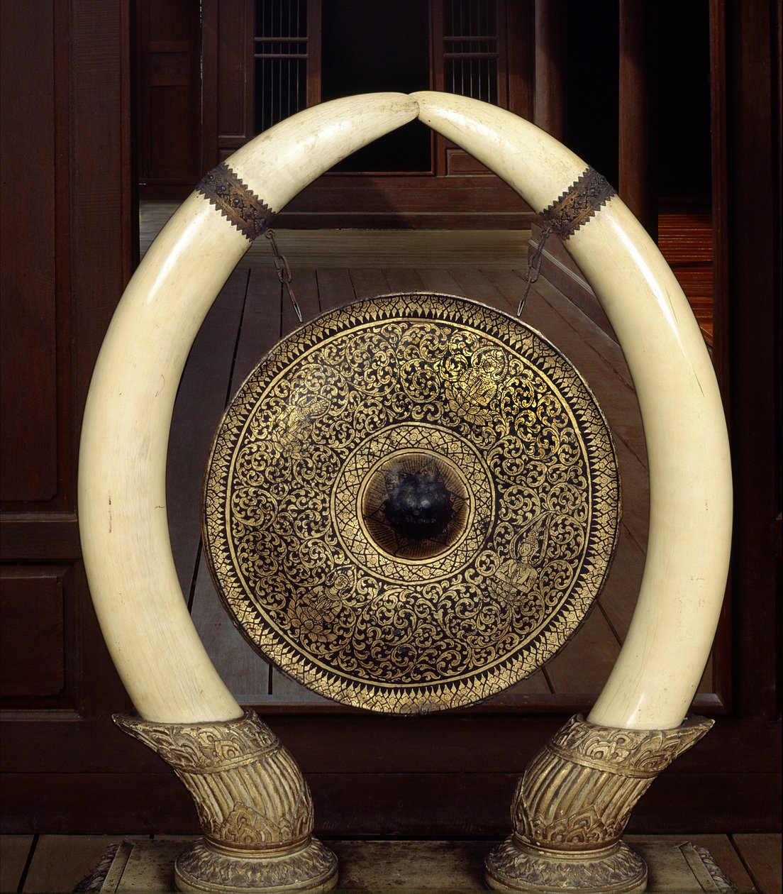 Ein Gong, der an Elefantenstoßzähnen hängt von Thai School
