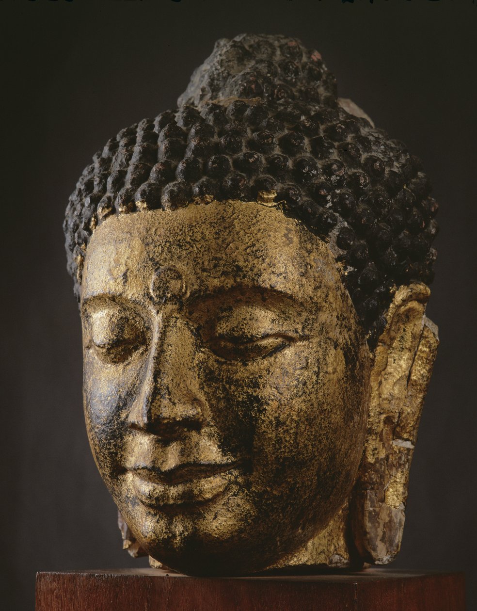 Riesiger Buddha-Kopf mit geschlossenen Augen, Srivijaya-Stil von Thai School