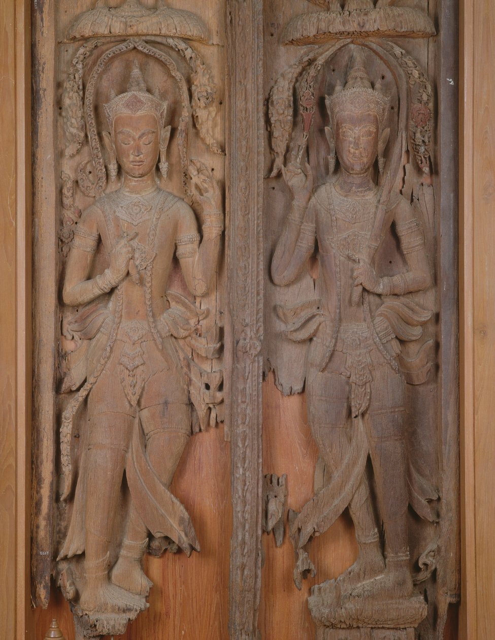 Paneel eines Tores mit zwei Deva (Holz) von Thai School