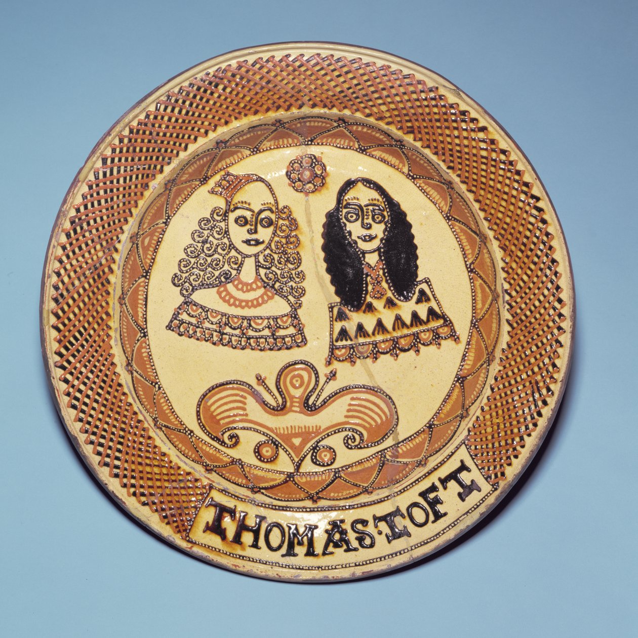 Staffordshire-Teller mit Darstellung von König Karl II. und Königin Katharina von Braganza von Thomas Toft