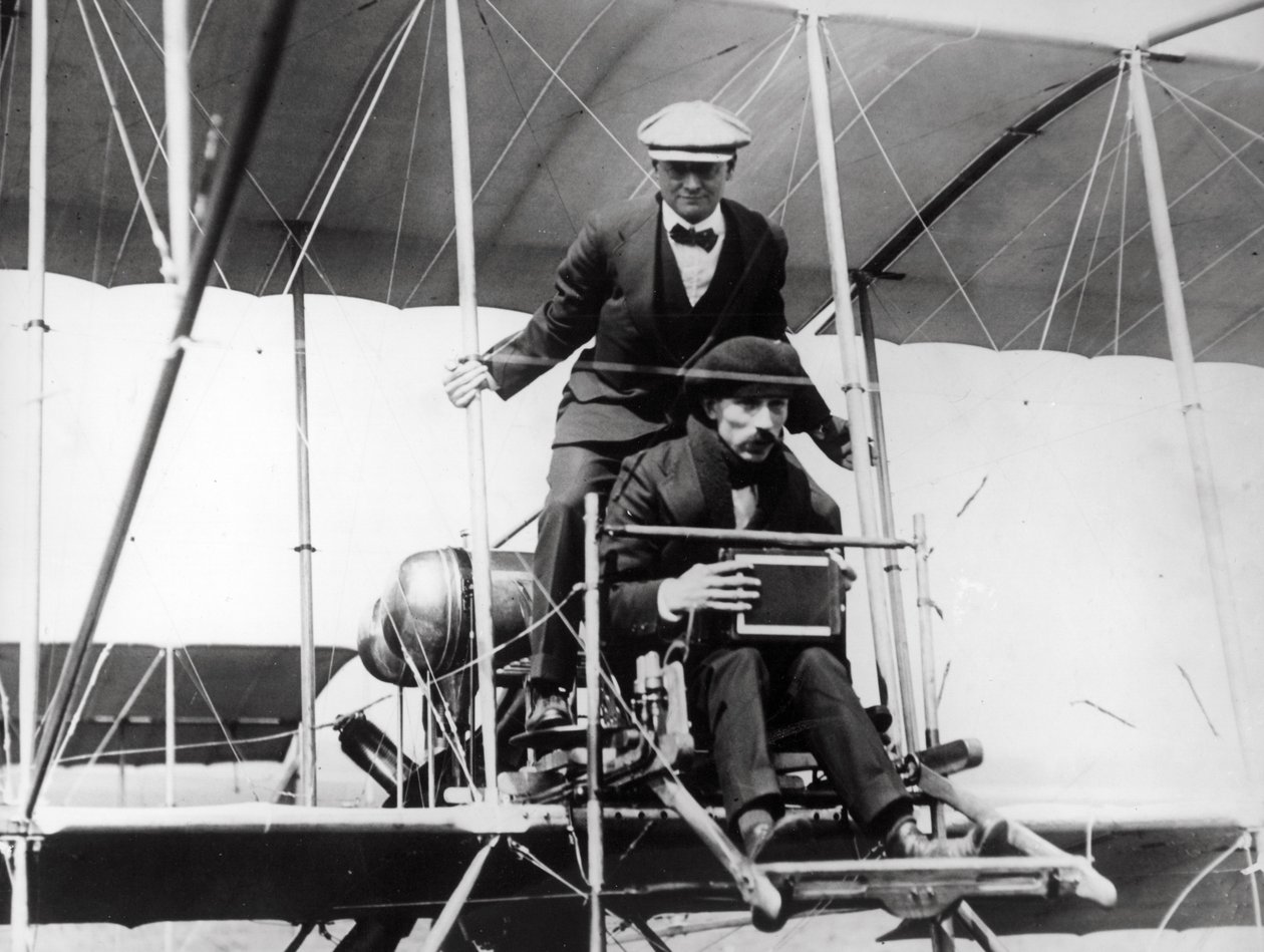 Thomas E. Grant mit Mr. Lewis Turner in einer Flugmaschine, um die Sonnenfinsternis zu fotografieren, 1912 von Thomas E. and Horace Grant Grant