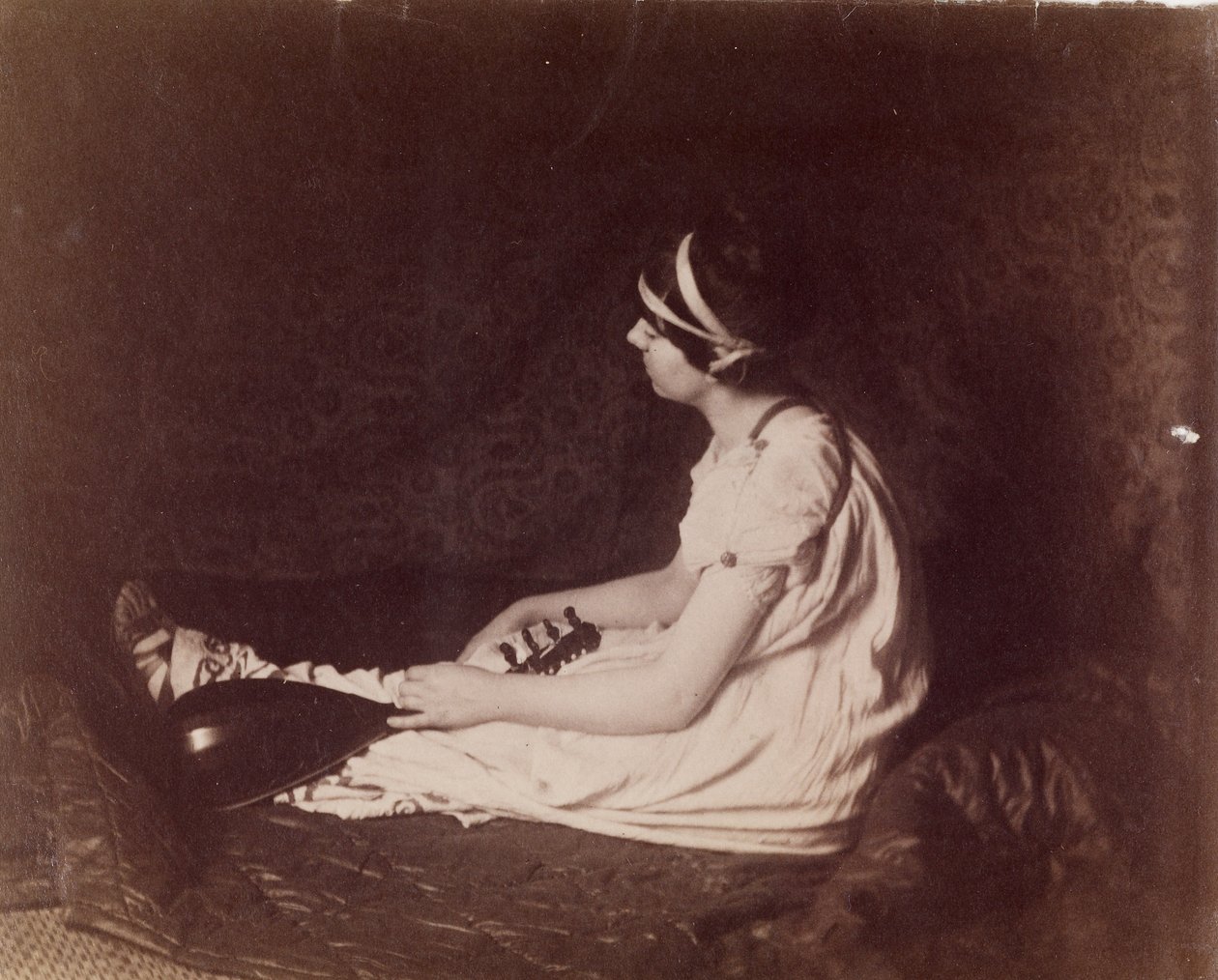Sitzende Frau mit Laute von Thomas Eakins