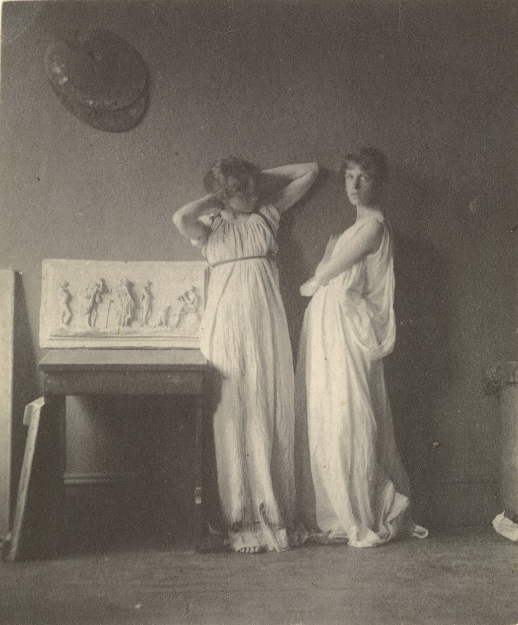Zwei weibliche Modelle in klassischem Kostüm mit Eakins