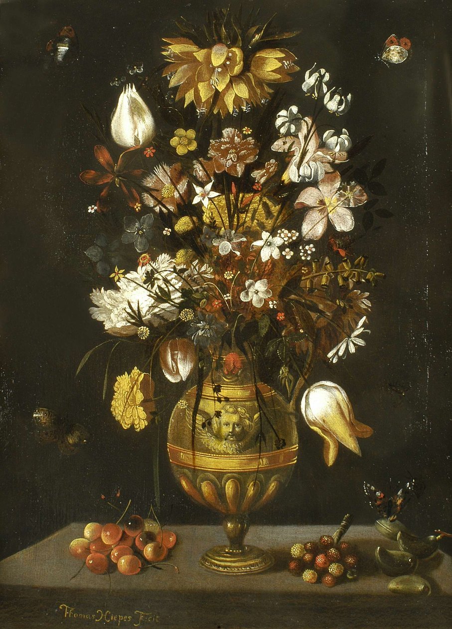 Goldene Bronzene Vase mit Blumen, Kirschen, Erdbeeren und Mandeln auf einem Tisch von Thomas Hiepes