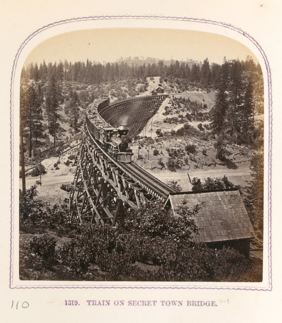 Zug auf der Secret Town Brücke von Thomas Houseworth