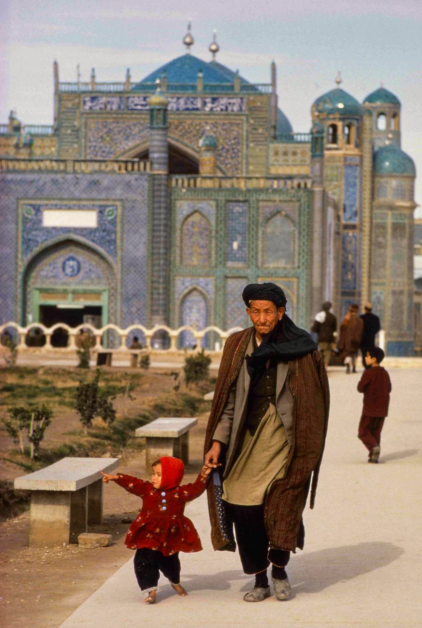 Besucher der Moschee und des Mausoleums in Mazar-i-Sharif, Masjid-e-Kabud alias Rawze-e-Sharif von Thomas J. Abercrombie