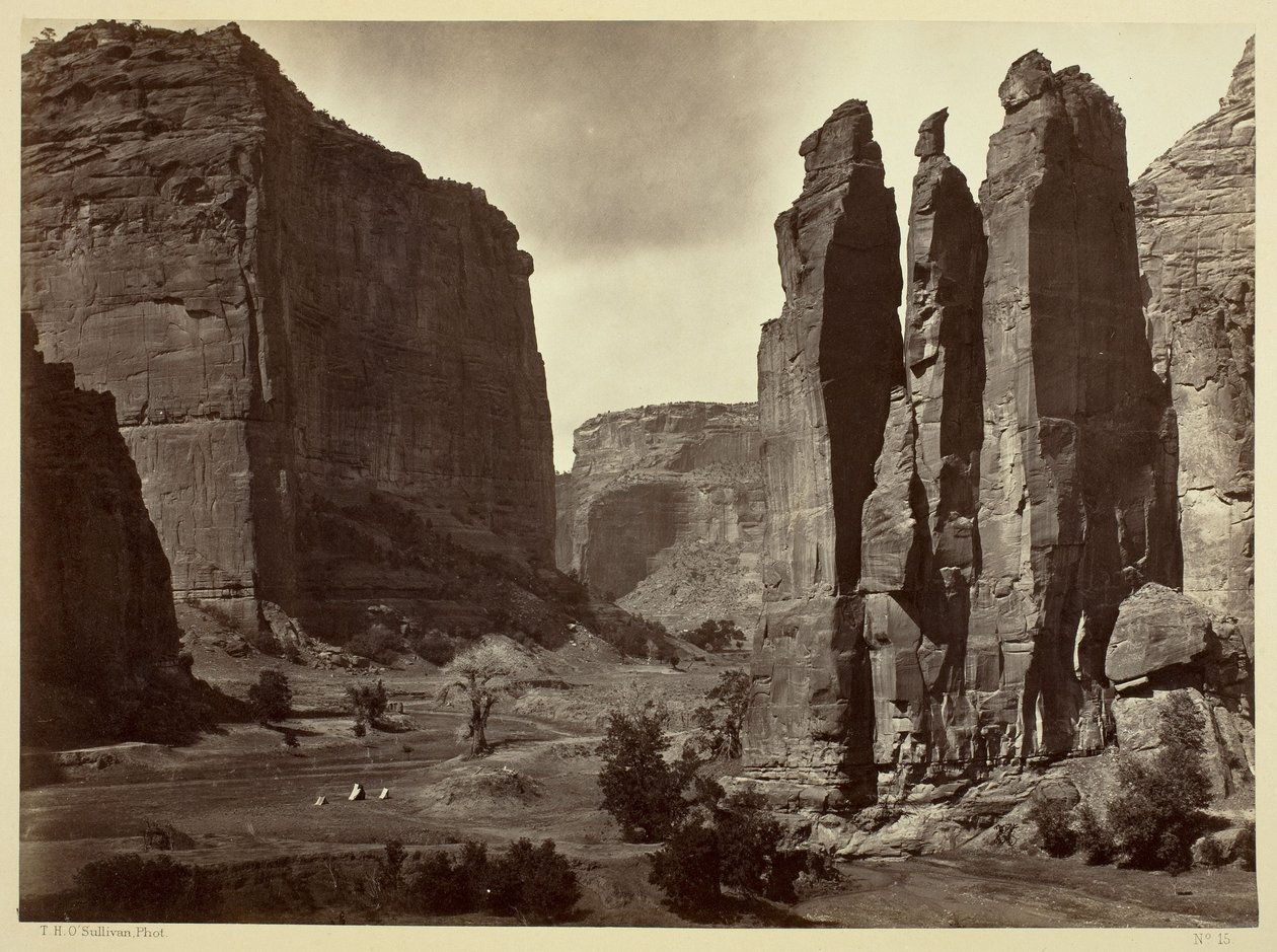 Cañon de Chelle, Wände des Grand Cañon, etwa 1200 Fuß hoch von Timothy O