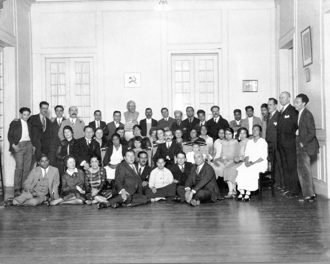 Empfang in der Botschaft der Sowjetunion, Mexiko-Stadt, 1926 von Tina Modotti