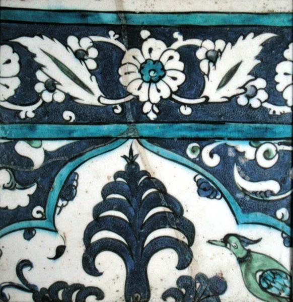 Isnik-Fliese mit Blumendesign und Rand (Irdenware mit farbiger Unterglasur) von Turkish School