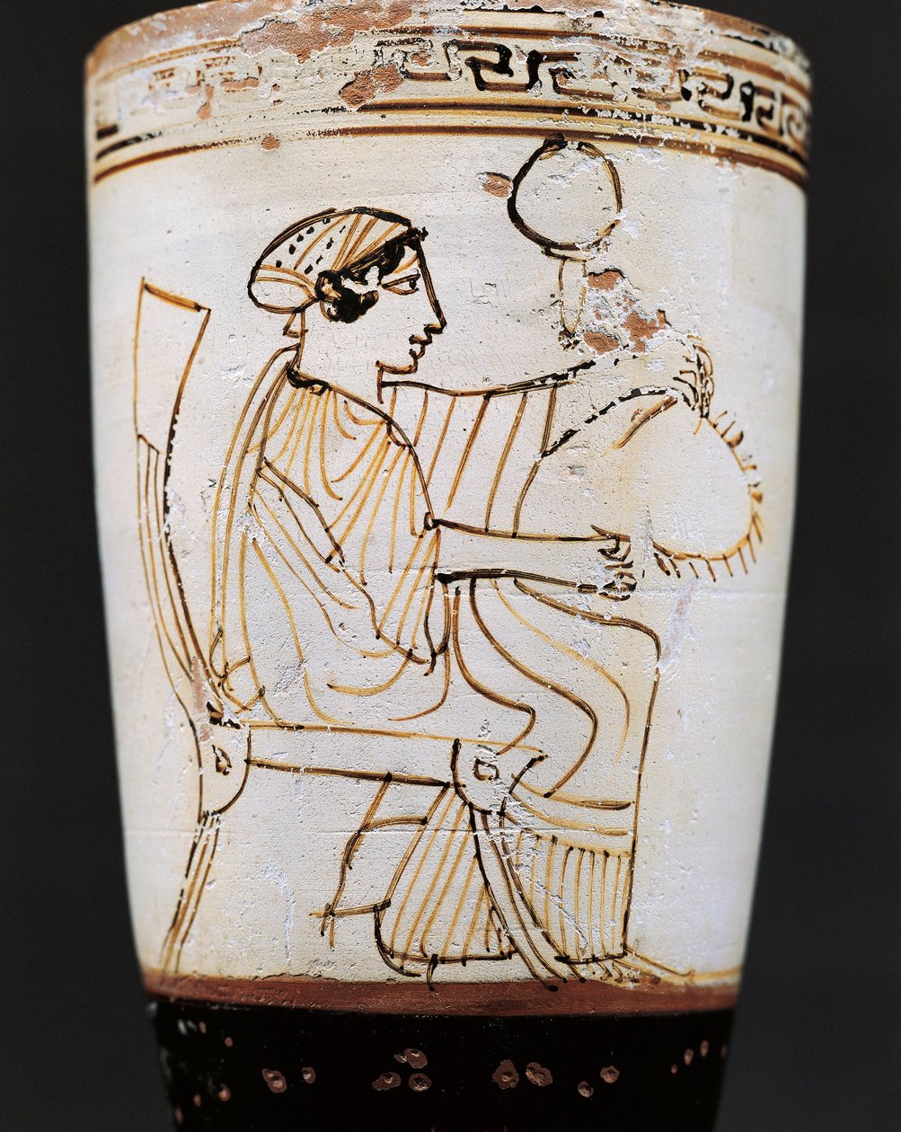 Lekythos, Ölgefäß, das eine Frau beim Kranzweben darstellt (5. Jahrhundert v. Chr.) von Tymbos Painter (attr. to)