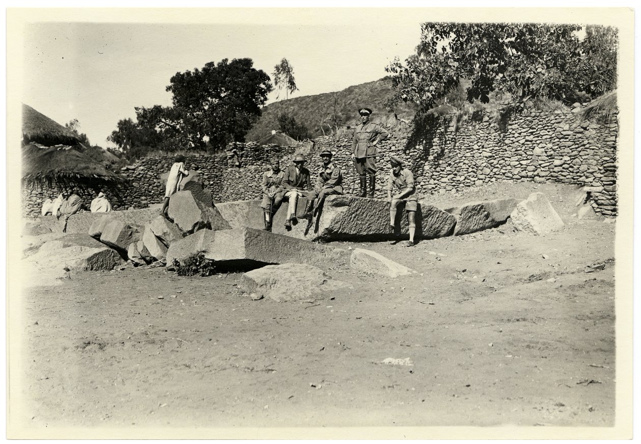 Archäologe Ugo Monneret de Villard mit einigen italienischen Soldaten auf gebrochener Stele sitzend, Axum, Äthiopien, Fotografie von Ugo Monneret de Villard von Ugo Monneret de Villard
