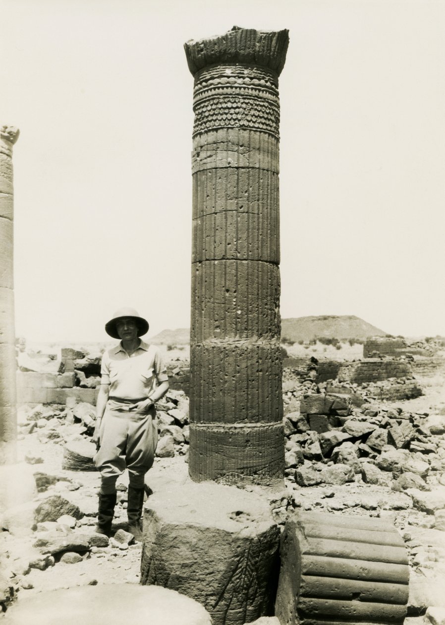 Säule mit dekorativen Reliefs, Tempelruinen im Großen Gehege, Musawwarat es Sufra, Sudan, Fotografie von Ugo Monneret de Villard von Ugo Monneret de Villard