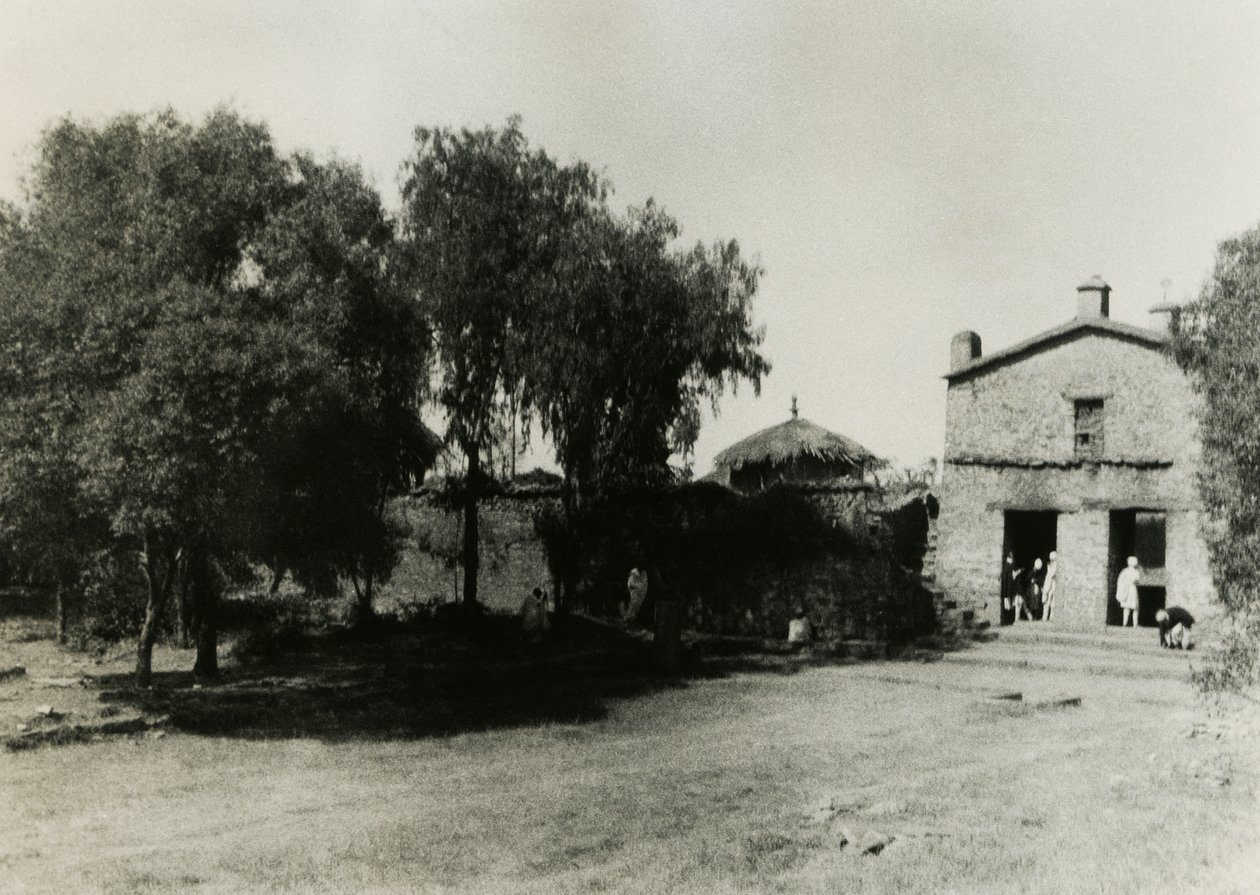 Eingang zum Gehege um die Kirche Unserer Lieben Frau Maria von Zion, Axum, Äthiopien, Fotografie von Ugo Monneret de Villard, um 1937 von Ugo Monneret de Villard