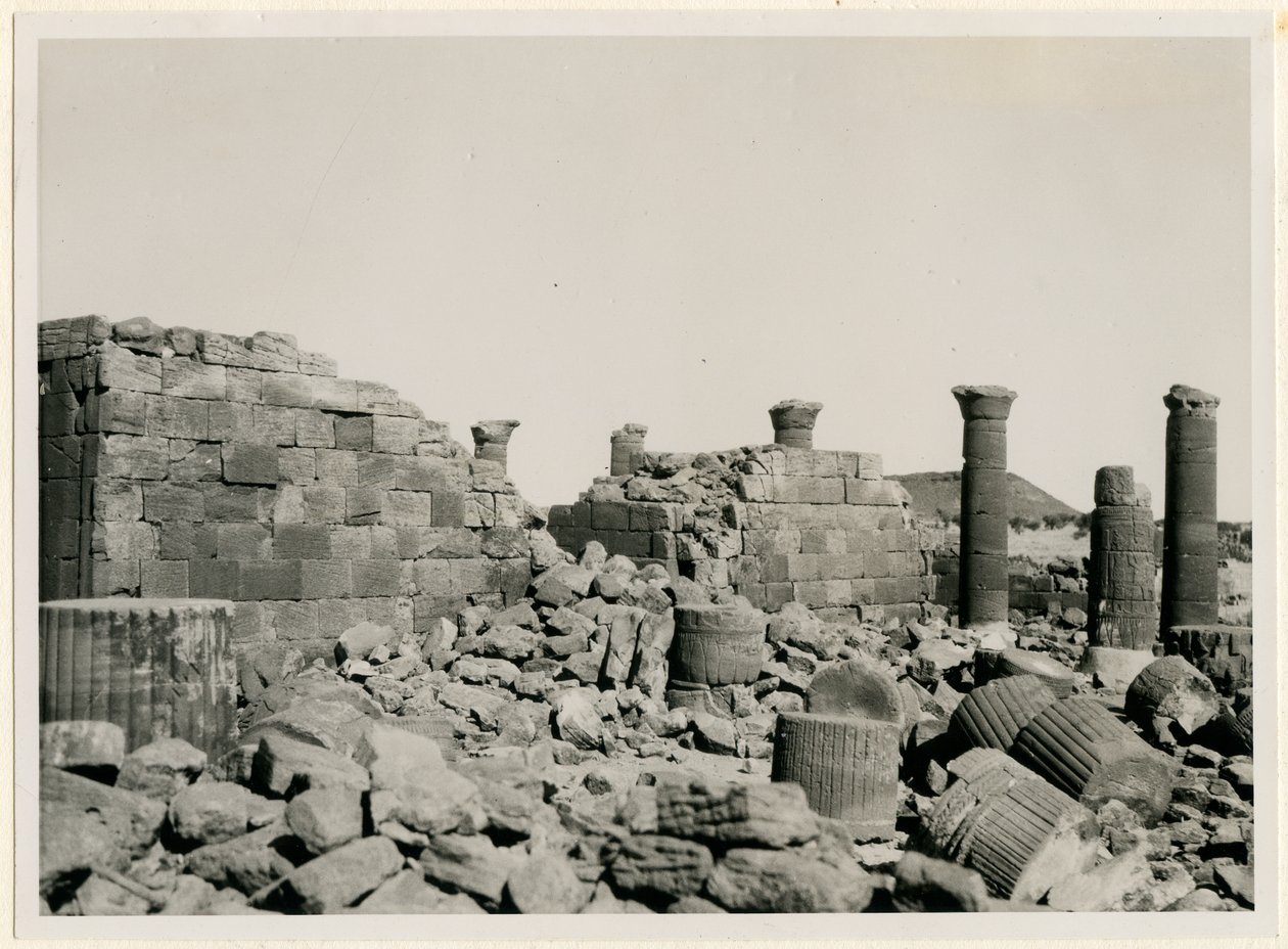 Großes Gehege, Blick auf Mauern und Säulen des Großen Tempels, Musawwarat es Sufra, Sudan, Fotografie von Ugo Monneret de Villard von Ugo Monneret de Villard