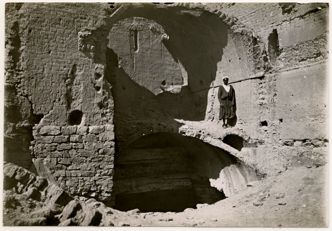 Großer Turm (Qasr) des Klosters, Assuan, Ägypten, Fotografie von Ugo Monneret de Villard von Ugo Monneret de Villard